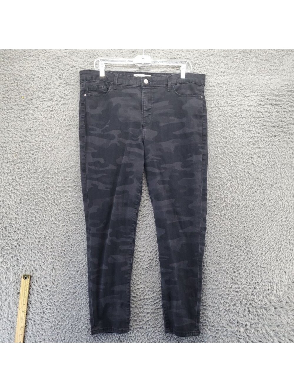 Social Standard Jeans Womens Size 14 Black Camo Ankle Skinny Stretch Denim
